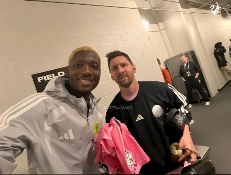 九游网页版-纳什维尔后卫赛后拿到梅西球衣，社媒晒照：无比自豪